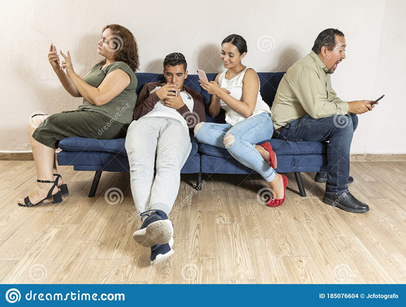 Latinfamilj Med Mobilberoende Arkivfoto - Bild av sittande, män: 185076604