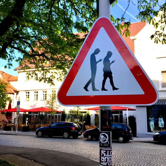Reutlingen: Ein mysteriöses Straßenschild warnt vor Smartphone-Zombies |  STERN.de